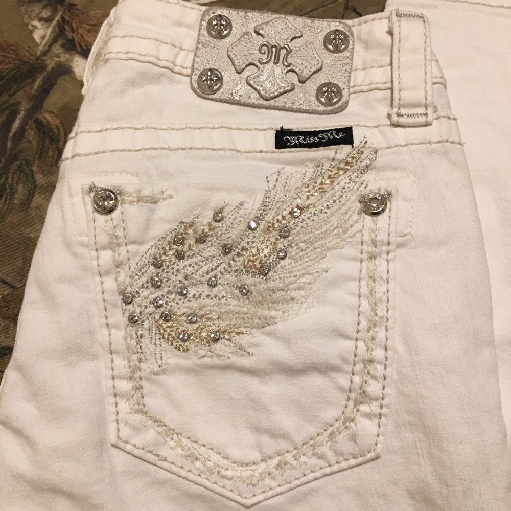 Woman’s white skinny Miss me jeans size 28